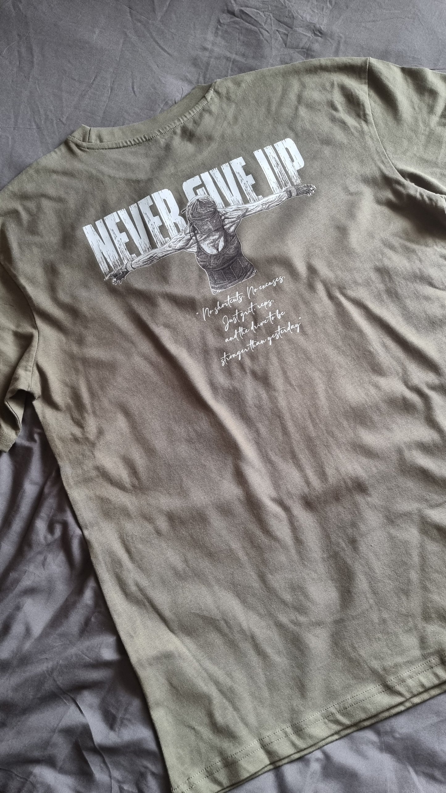 SOPRO OVERSIZE OLIVE T-SHIRT Never Give Up