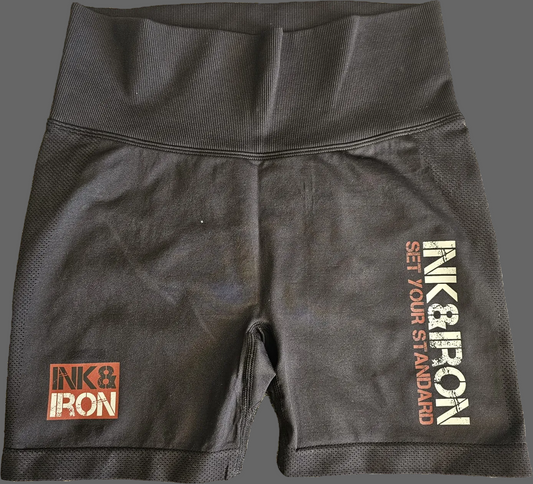 SET YOUR STANDARD SCRUNCH PERFORMANCE SHORTS