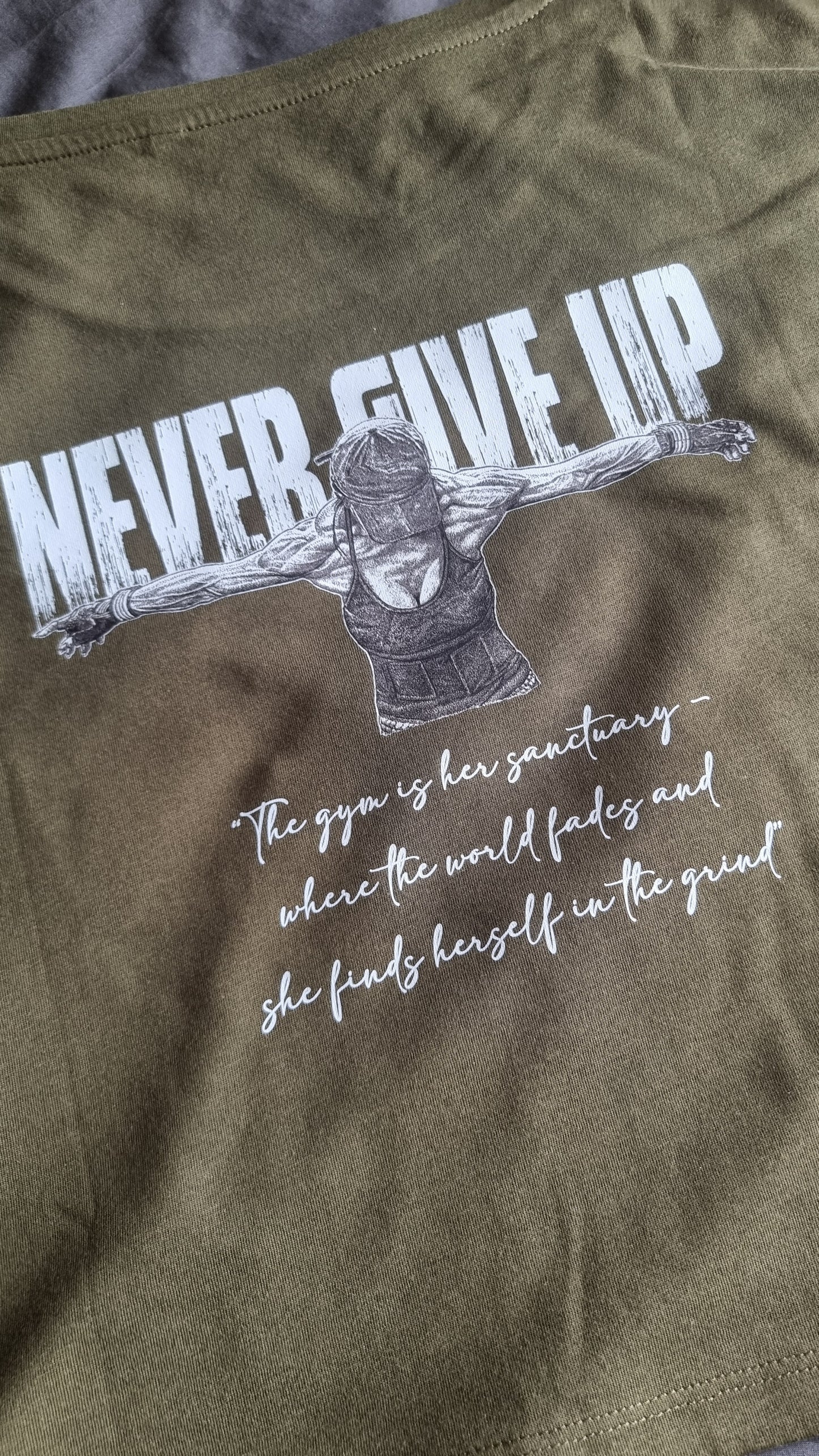 SOPRO OVERSIZE CROP T-SHIRT OLIVE Never Give Up